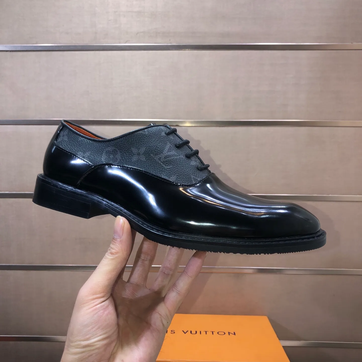 Men's men's shoes💰460💰【LV】(sheepskin lining) formal men's shoes! The high-end formal wear style is luxurious and elegant, with both practicality and style. We pay special attention to quality and details. The original version at the counter is 1:1 ultra-accurate replica👍🏻 The shoe last, leather, workmanship and comfort are not inferior! Material: imported cowhide upper, soft first layer of sheepskin! Code number: 38-45 (45 customized)